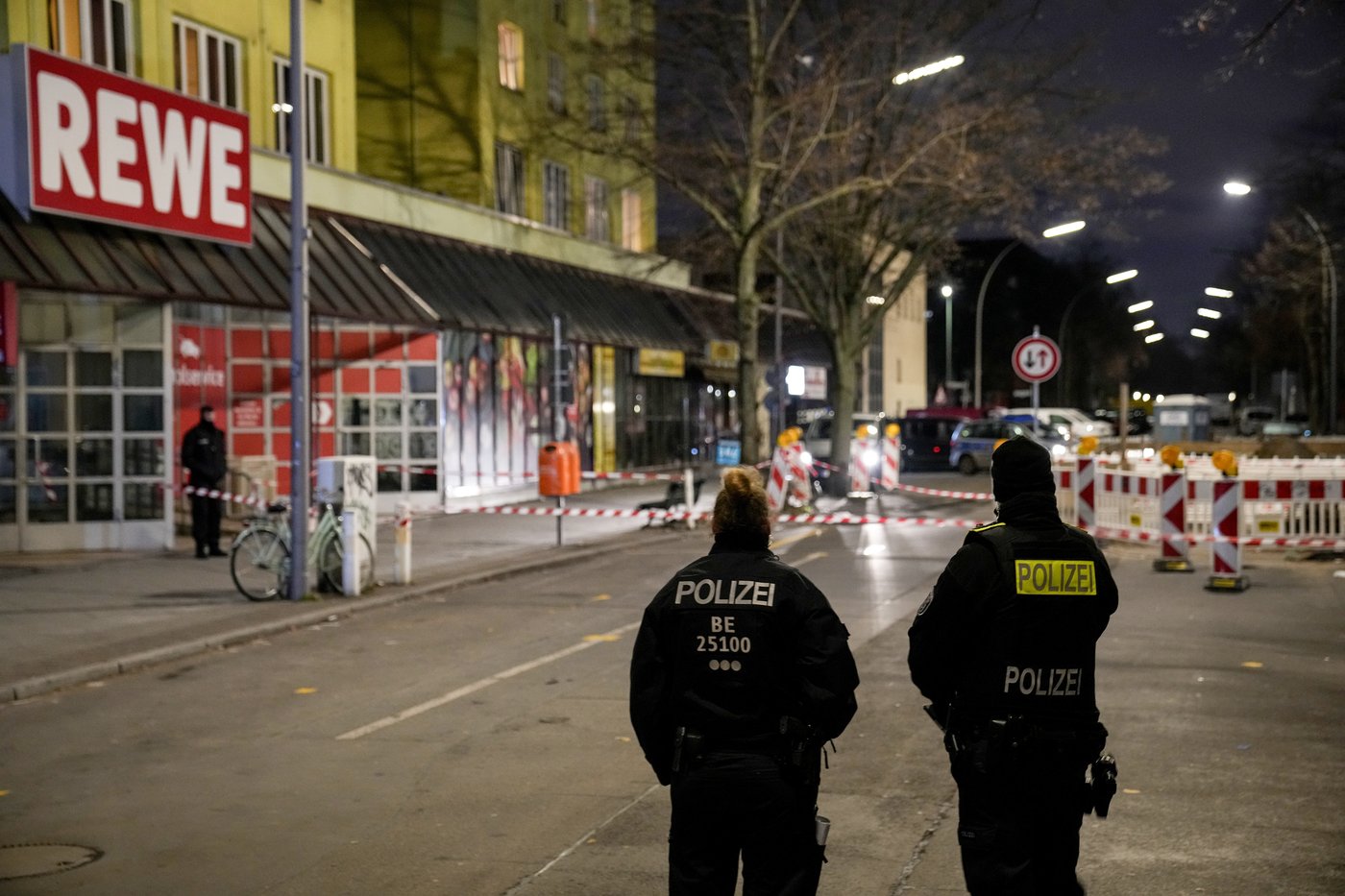 Berlin police say they have detained a man who attacked 2 people with a knife | iNFOnews.ca