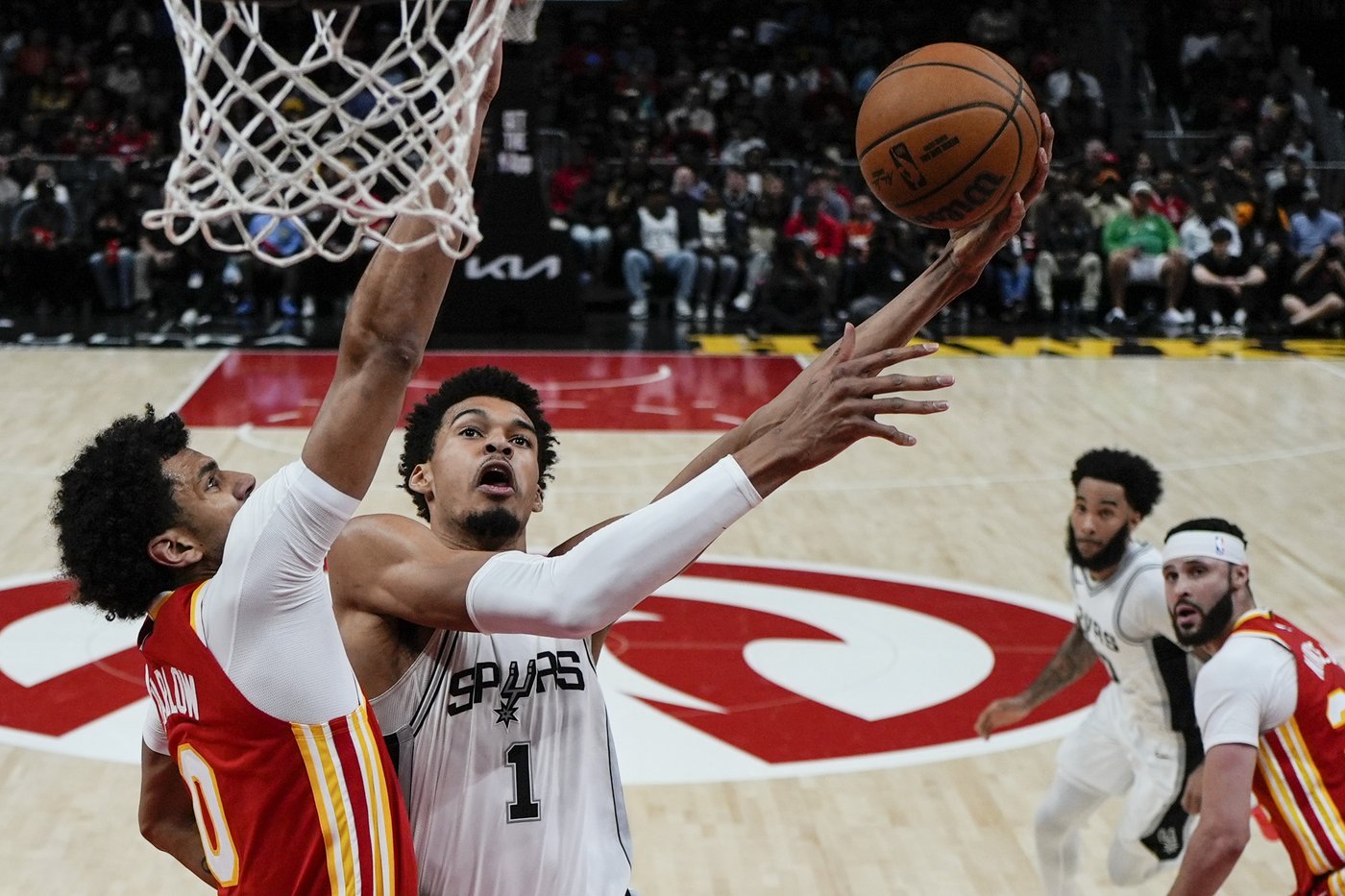 Wembanyama hits decisive free throw as Spurs hold off Hawks 126-125 in Fox's debut | iNFOnews.ca