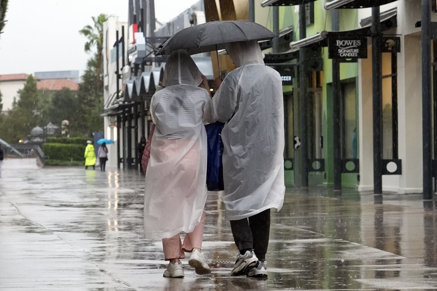 Disney World and Universal closures halt Orlando tourism as Milton approaches | iNFOnews.ca