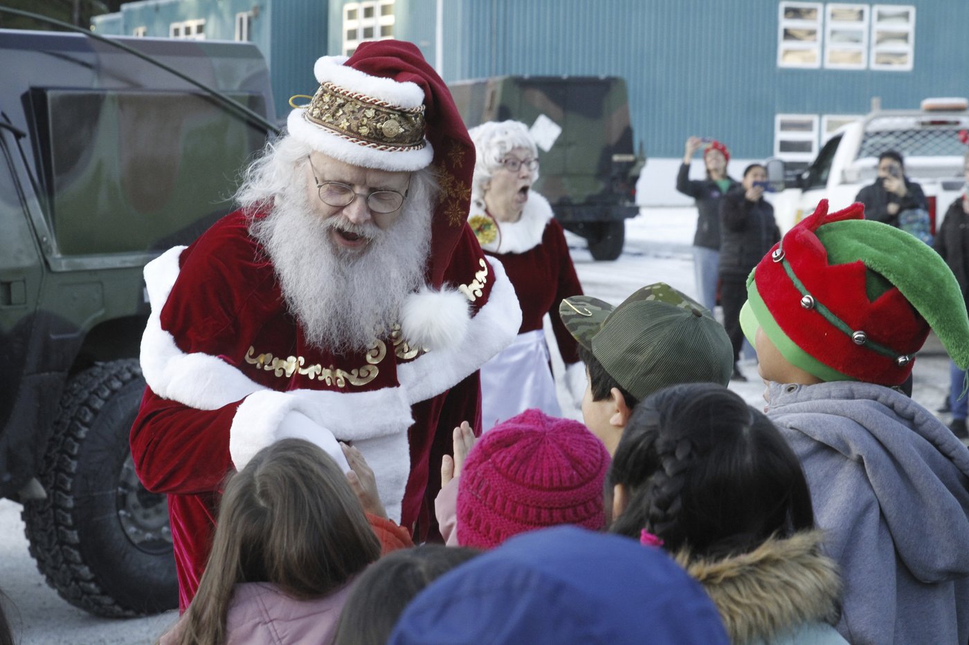 Santa and Mrs. Claus use military transports to bring Christmas to an Alaska Native village | iNFOnews.ca Santa and Mrs. Claus use military transports to bring Christmas to an Alaska Native village | iNFOnews.ca