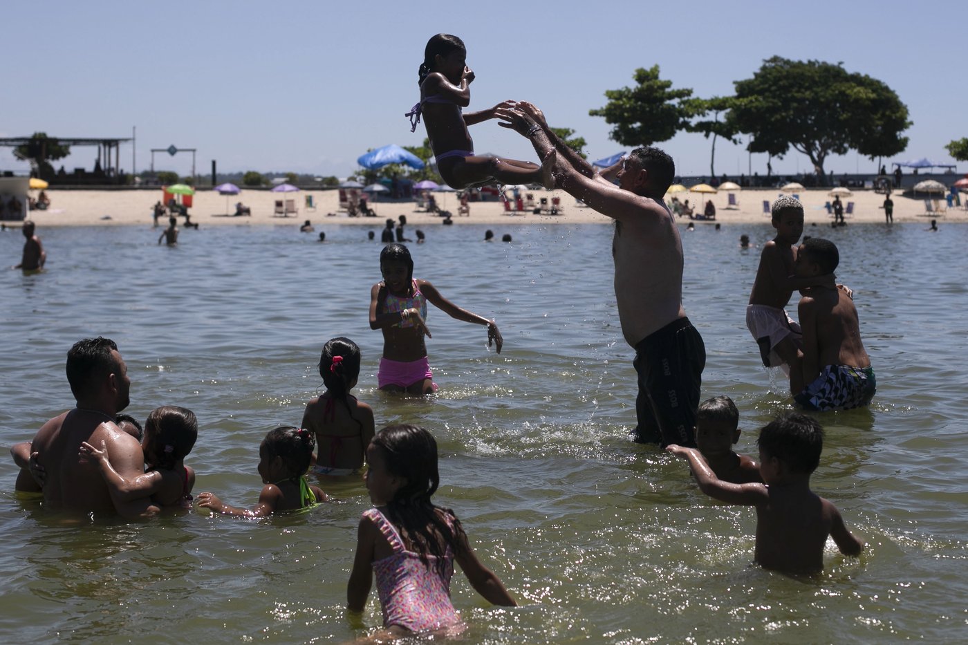 Rio de Janeiro's hottest day in at least a decade sends residents to the beach | iNFOnews.ca Rio de Janeiro's hottest day in at least a decade sends residents to the beach | iNFOnews.ca
