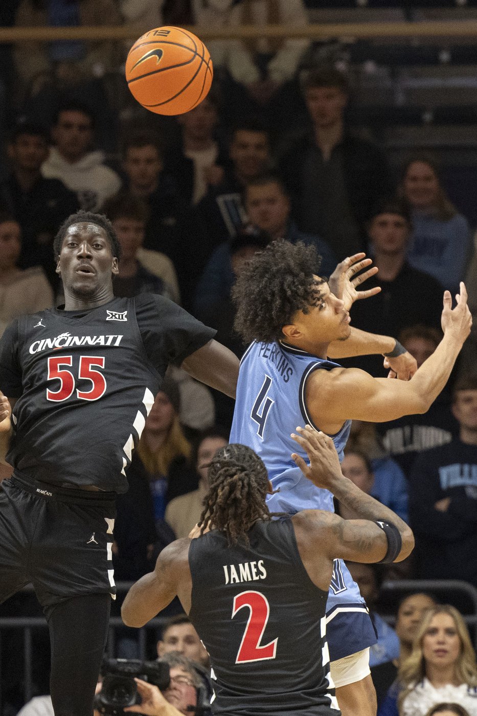 Eric Dixon scores 31 points, Villanova beats No. 14 Cincinnati 68-60 | iNFOnews.ca