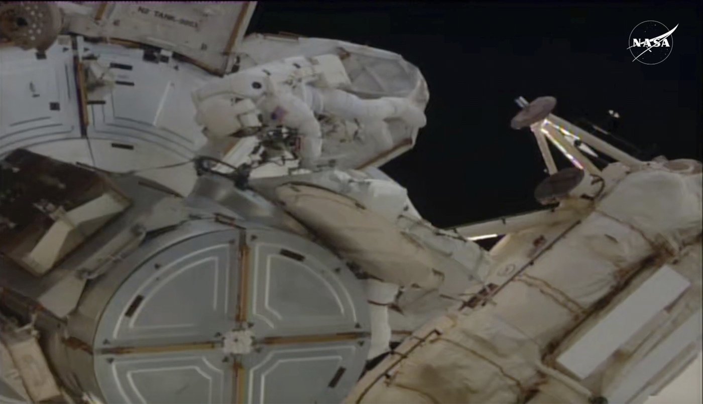 NASA astronauts step outside space station to perform the 5th all-female spacewalk | iNFOnews.ca