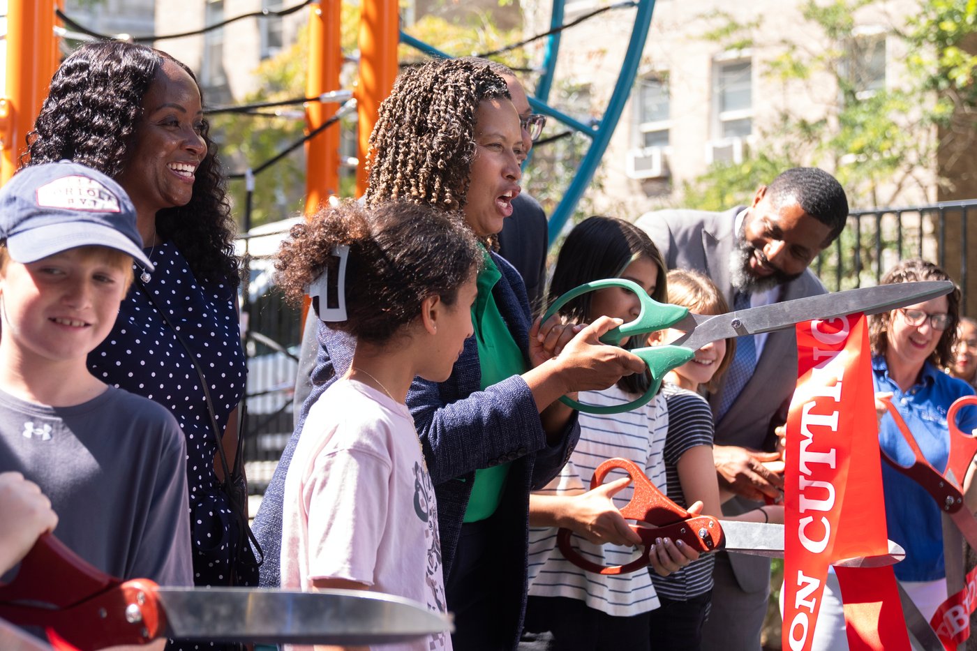 'Leave our kids alone': Schools reopen in DC with parents on edge over Trump's armed patrols | iNFOnews.ca