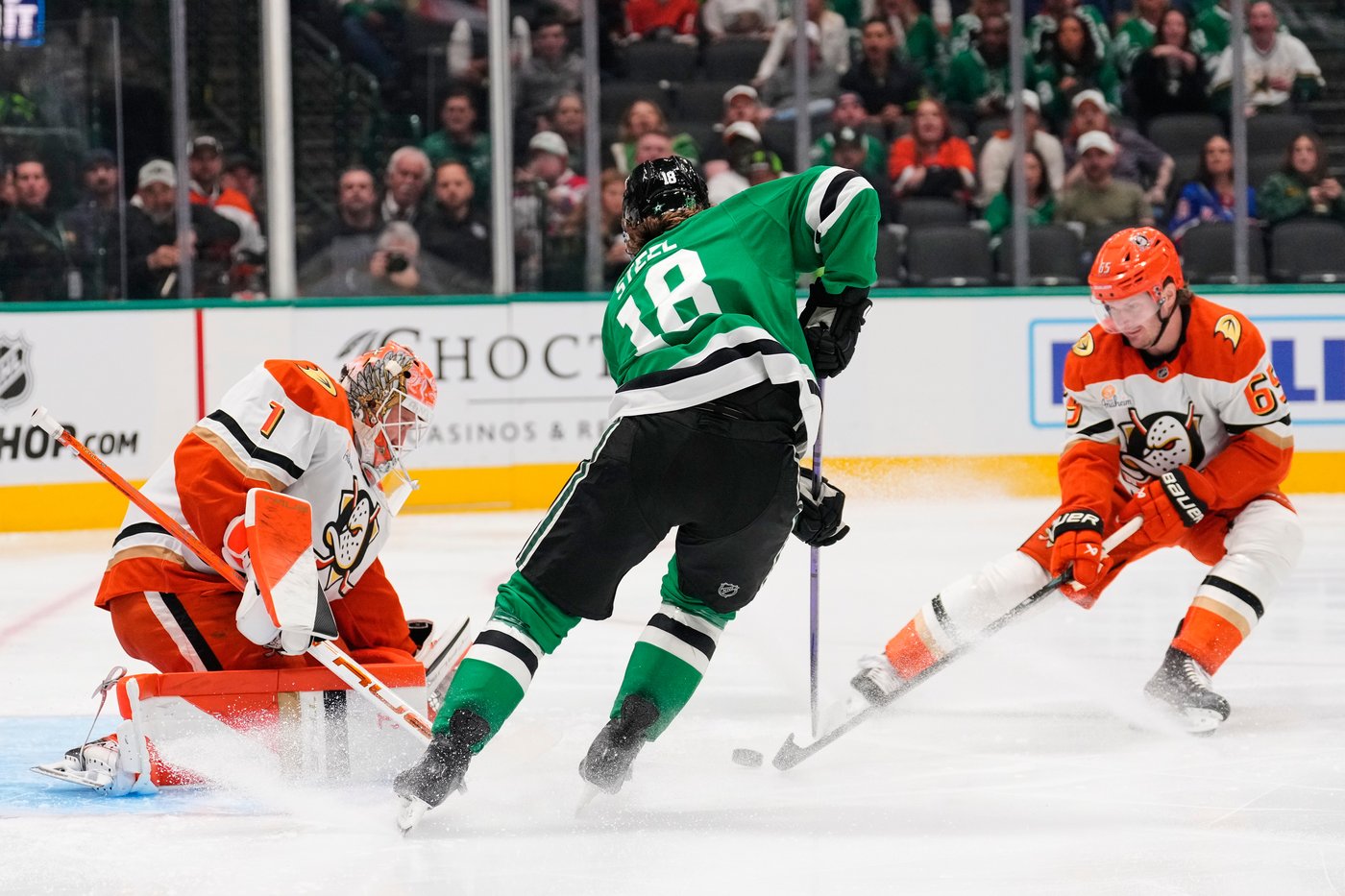 Carlsson's short-handed goal in 3rd period helps Ducks rally to beat Stars 7-5 | iNFOnews.ca