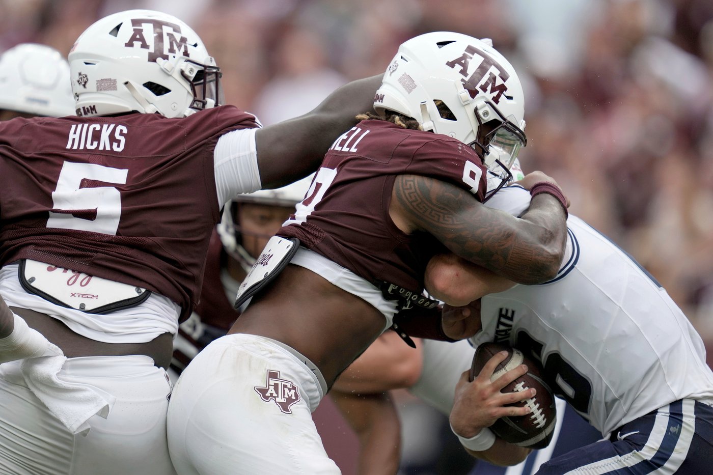 Texas A&M's Cashius Howell sacks Utah State QB three times in a row | iNFOnews.ca