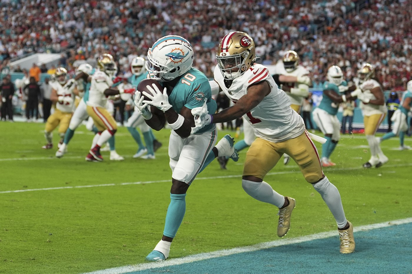 Tyreek Hill's agent says he's committed to the Dolphins and he played in 2024 with a broken wrist | iNFOnews.ca Tyreek Hill's agent says he's committed to the Dolphins and he played in 2024 with a broken wrist | iNFOnews.ca