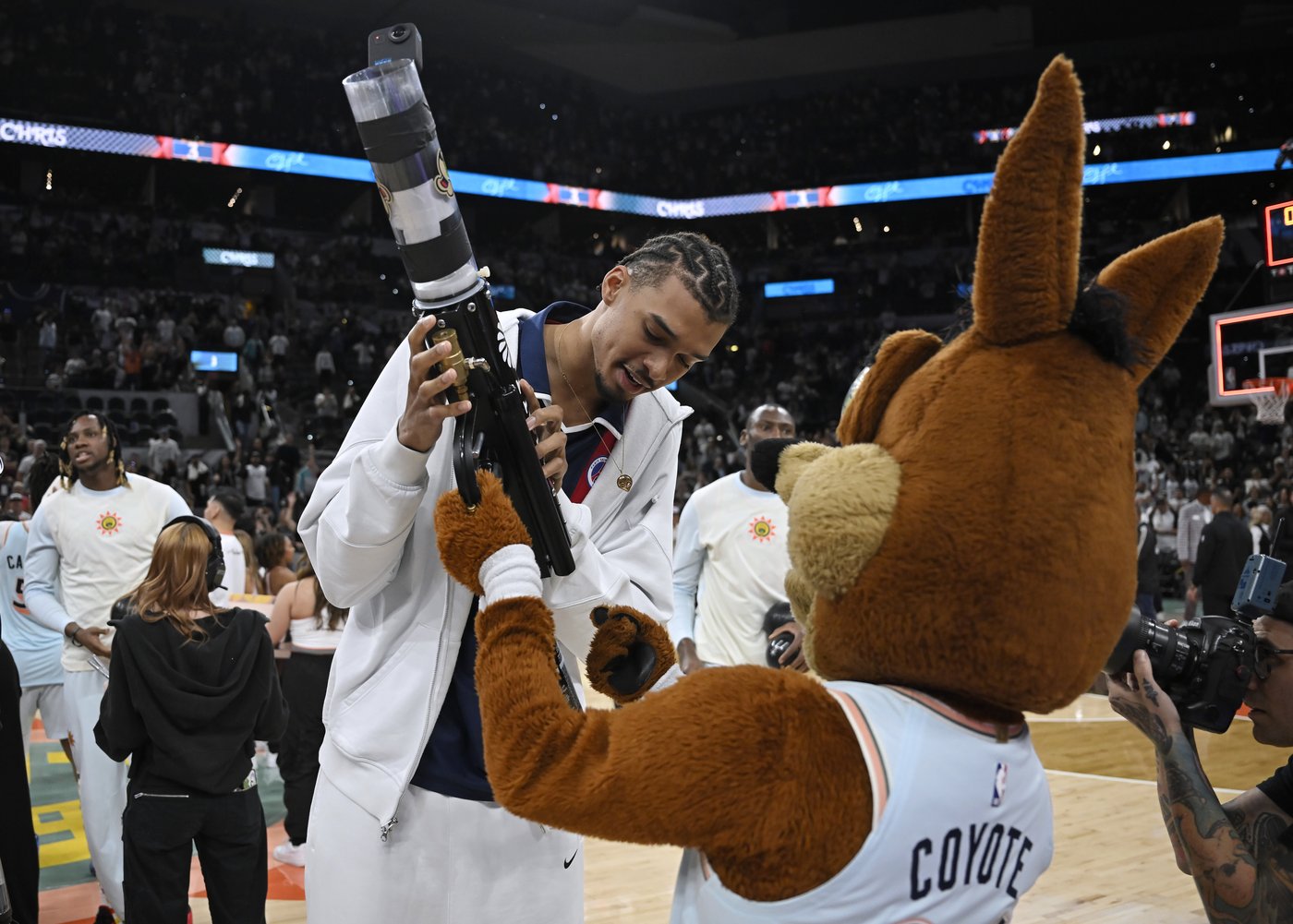 Spurs rally from a 22-point deficit to beat the Raptors 125-118 | iNFOnews.ca