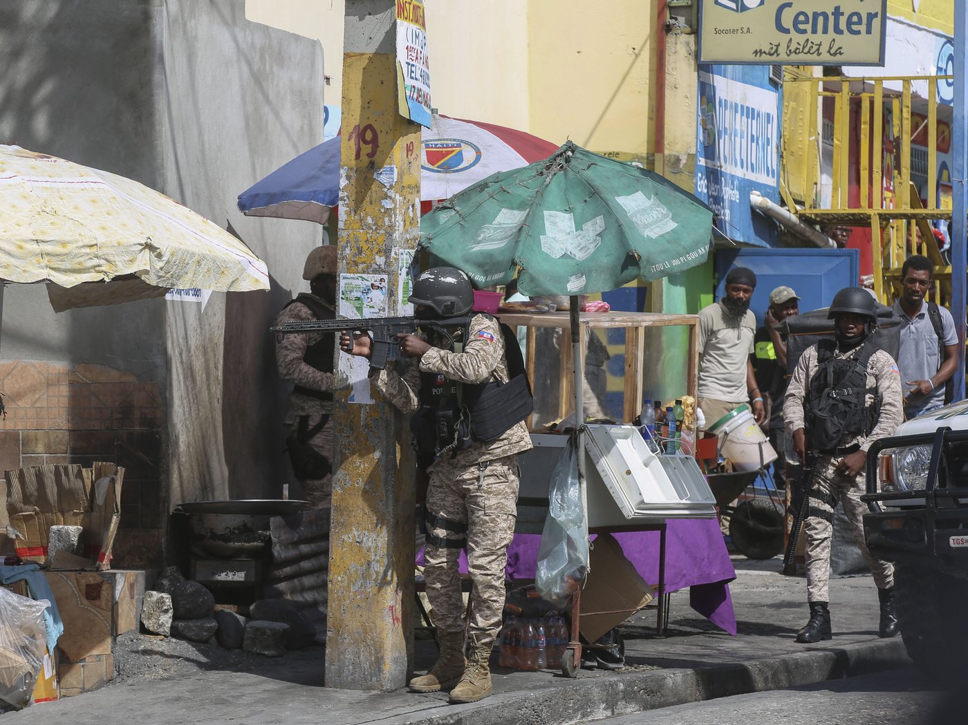 Haiti's main airport and capital frozen after a day of violence | iNFOnews.ca Haiti's main airport and capital frozen after a day of violence | iNFOnews.ca
