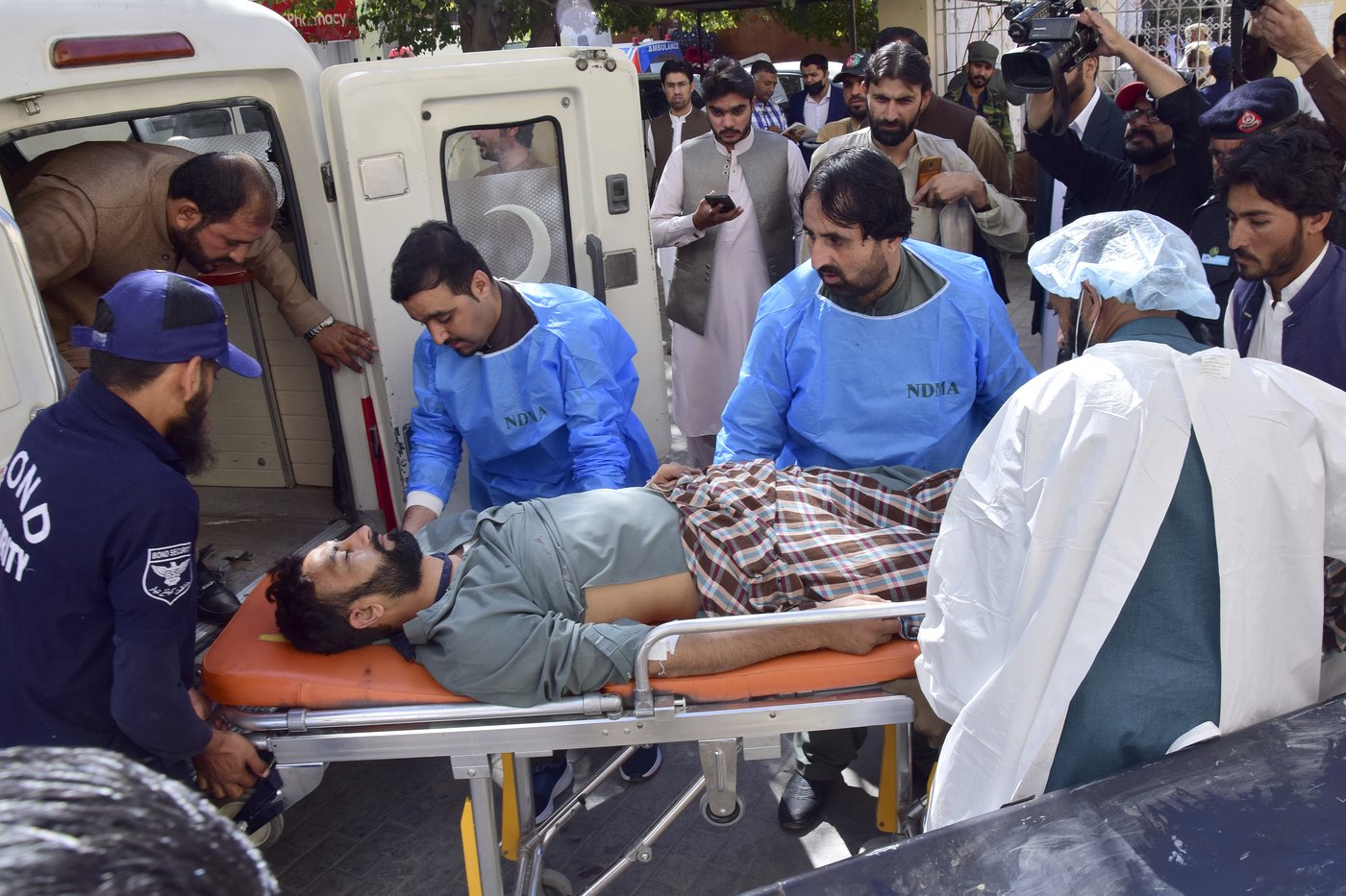 Bomb targeting police assigned for polio drive kills 9 people, including 5 children, in SW Pakistan | iNFOnews.ca Bomb targeting police assigned for polio drive kills 9 people, including 5 children, in SW Pakistan | iNFOnews.ca