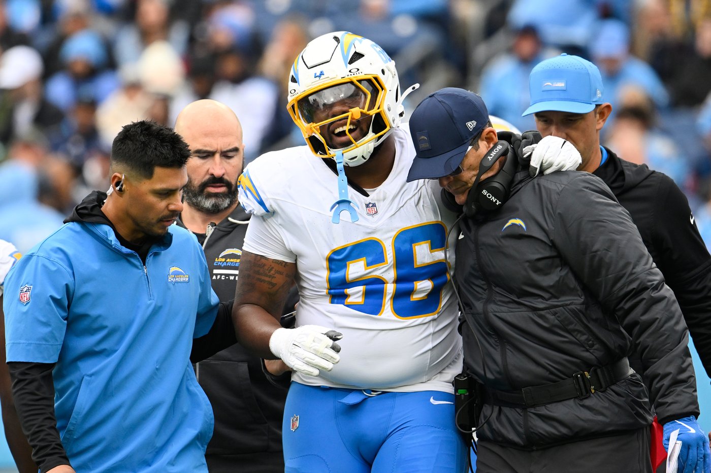 Chargers left tackle Joe Alt carted off field with right ankle injury | iNFOnews.ca Chargers left tackle Joe Alt carted off field with right ankle injury | iNFOnews.ca