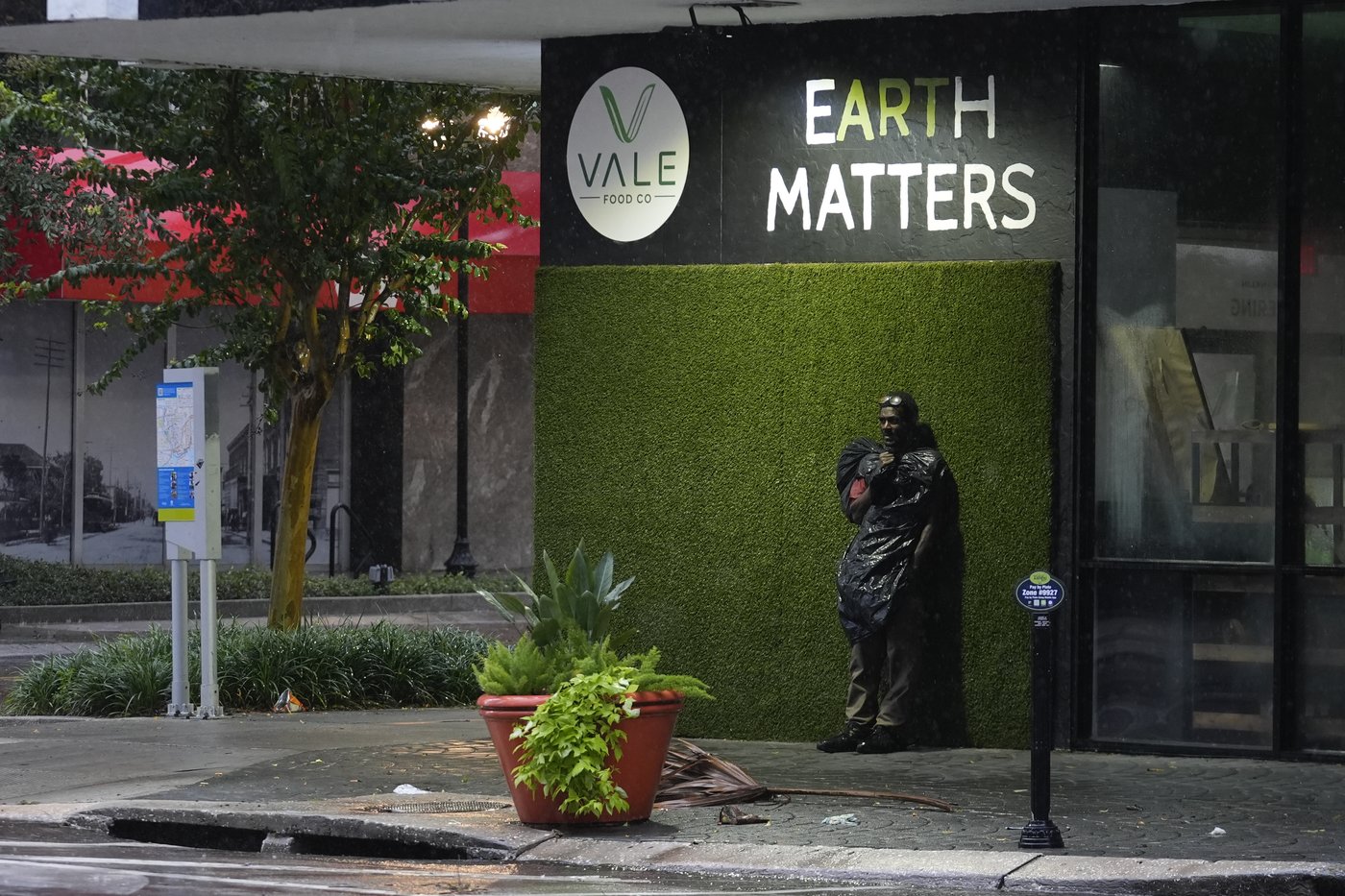More than 2 million without power as Hurricane Milton slams Florida, causes deaths and flooding | iNFOnews.ca