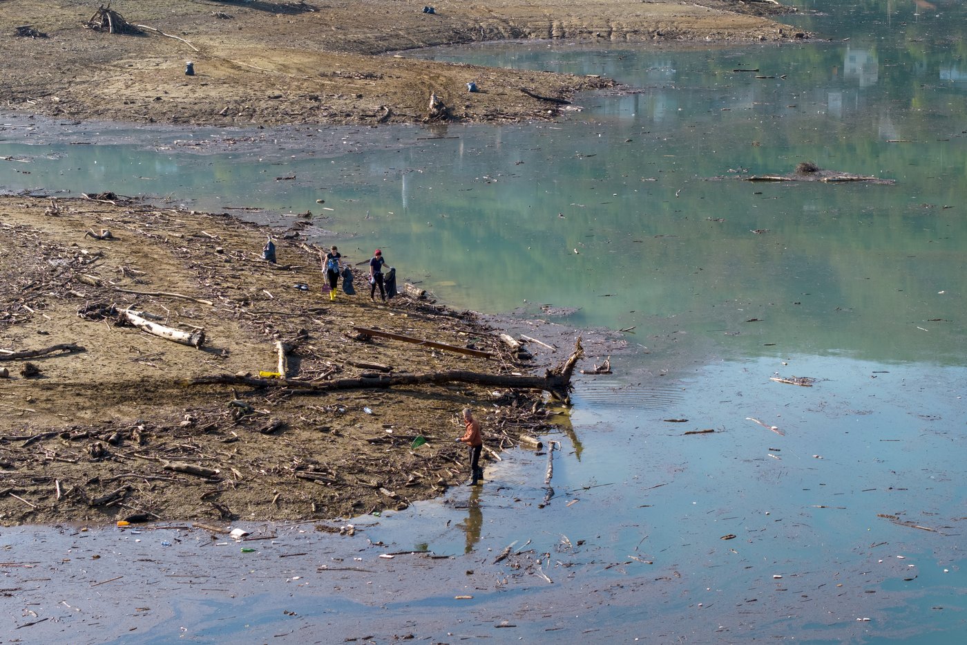 Residents and activists in central Bosnia clean up a lake after massive floods | iNFOnews.ca Residents and activists in central Bosnia clean up a lake after massive floods | iNFOnews.ca