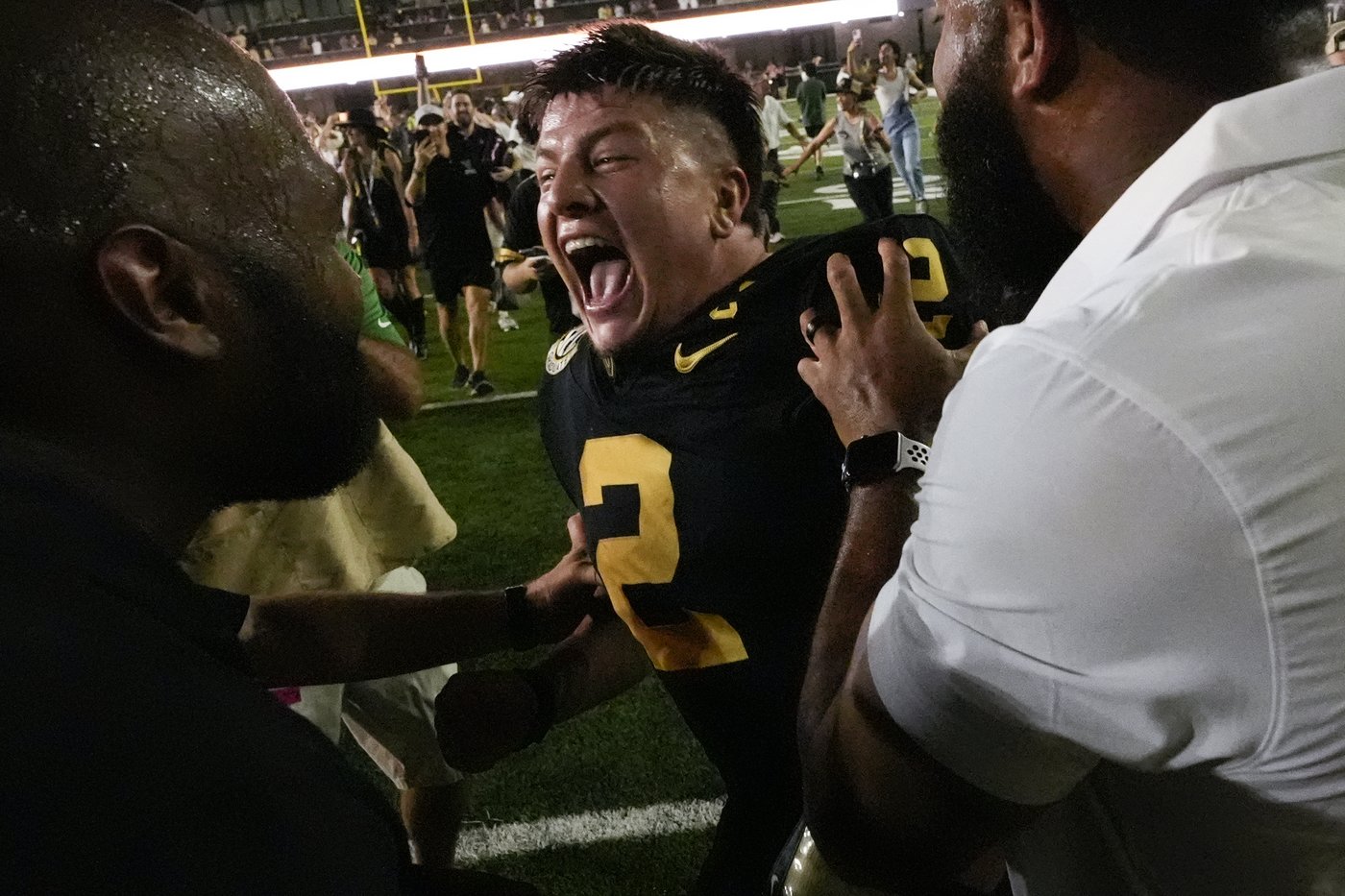 AP Player of the Week: Miami's Cam Ward leads 4 straight TD drives to come back from 25 down vs. Cal | iNFOnews.ca