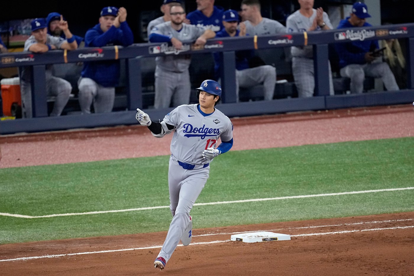 Dodgers manager Dave Roberts doesn't think slugger Shohei Ohtani heard Toronto fans' taunts | iNFOnews.ca