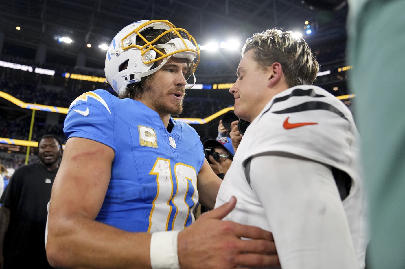 Chargers beat Bengals 34-27 on Dobbins' late TD after squandering 21-point lead | iNFOnews.ca