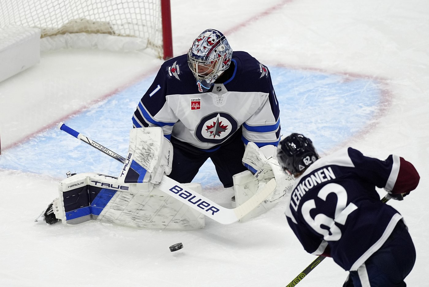 Mittelstadt leads Avalanche past NHL-leading Jets 5-2 | iNFOnews.ca