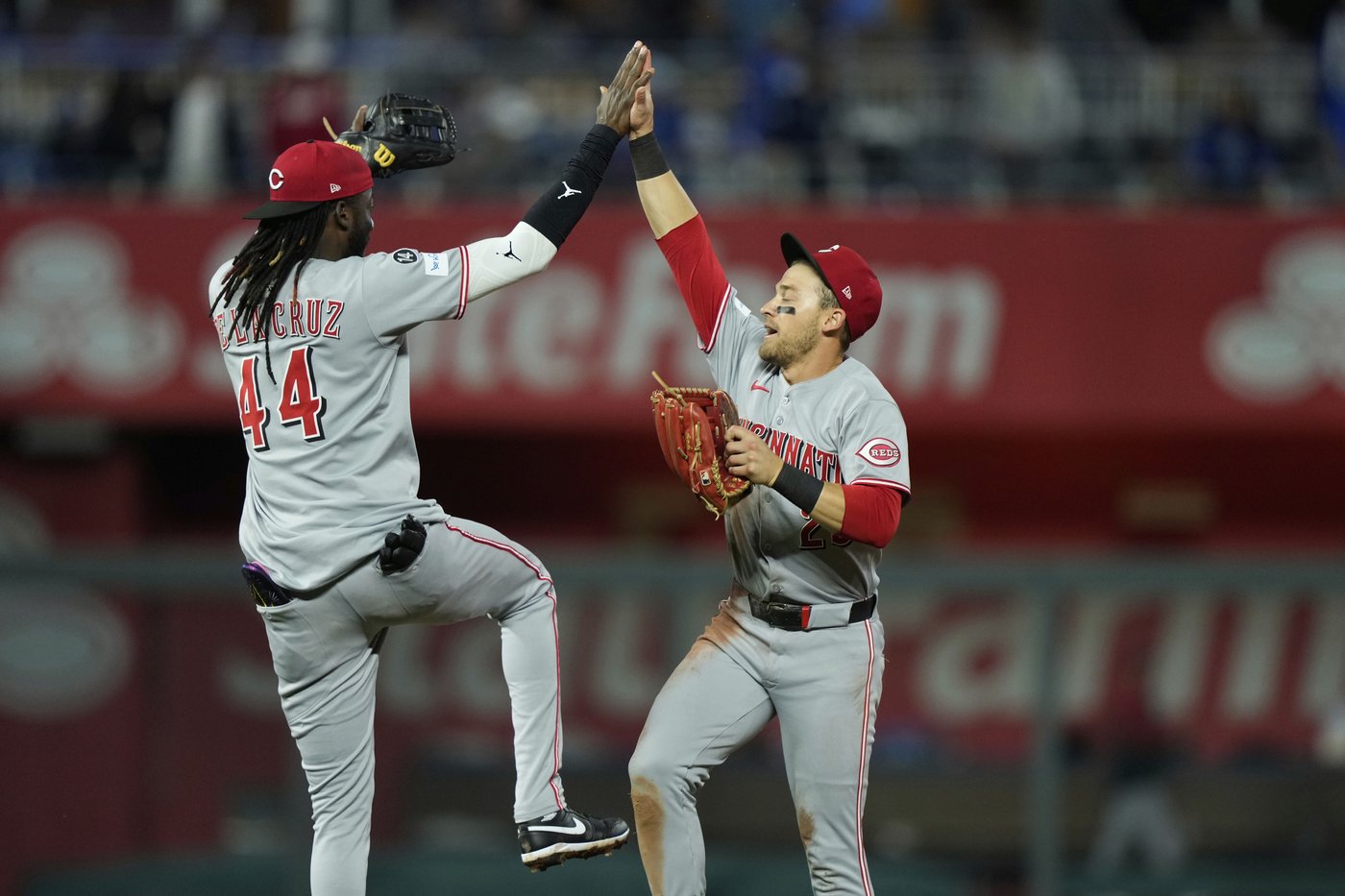 De La Cruz hits 2 long homers, Singer sharp against former team, Reds top Royals 7-2 | iNFOnews.ca De La Cruz hits 2 long homers, Singer sharp against former team, Reds top Royals 7-2 | iNFOnews.ca