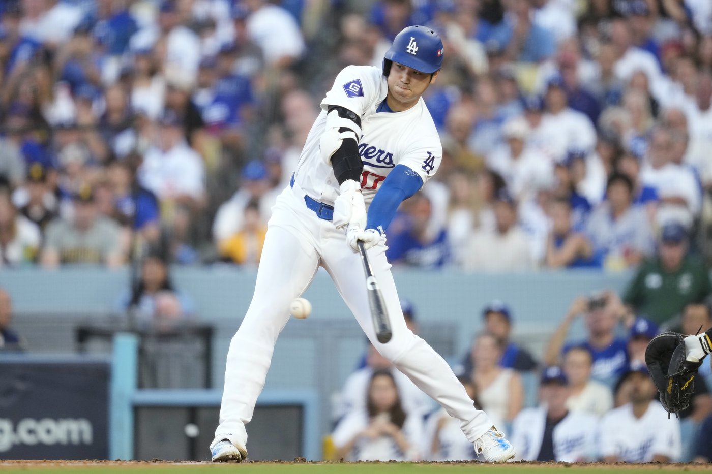 Dodger Stadium fans toss balls and trash on field, interrupt Padres' 10-2 win that evens NLDS | iNFOnews.ca