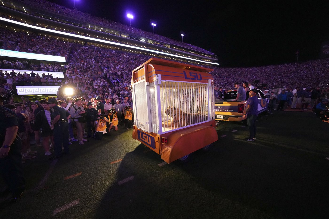 Caged tiger wheeled into LSU's Tiger Stadium for the first time since 2015 at governor's behest | iNFOnews.ca Caged tiger wheeled into LSU's Tiger Stadium for the first time since 2015 at governor's behest | iNFOnews.ca