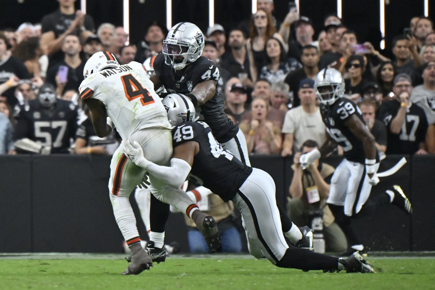 Raiders hold off Browns to win 20-16 behind defense and newfound running game | iNFOnews.ca Raiders hold off Browns to win 20-16 behind defense and newfound running game | iNFOnews.ca