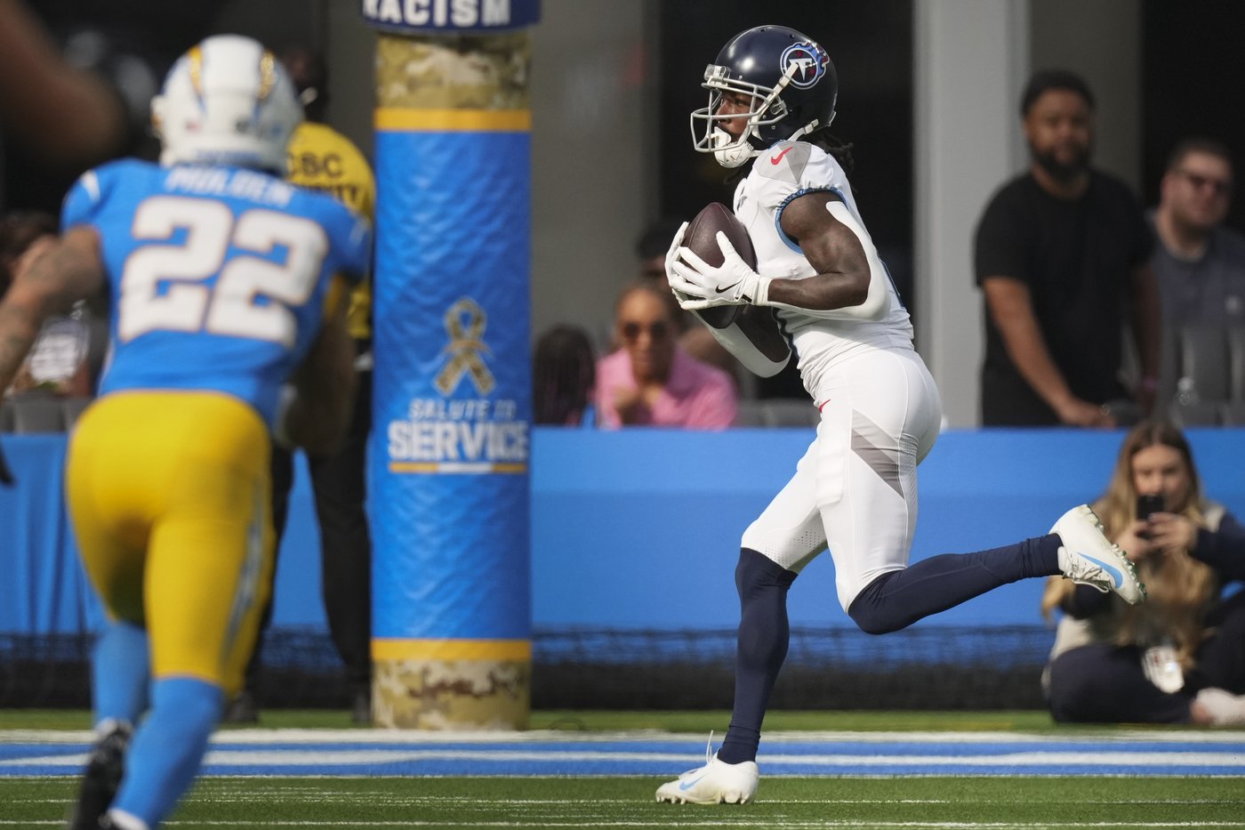 Justin Herbert has TDs passing and rushing as Chargers beat Titans 27-17 for 3rd straight win | iNFOnews.ca Justin Herbert has TDs passing and rushing as Chargers beat Titans 27-17 for 3rd straight win | iNFOnews.ca