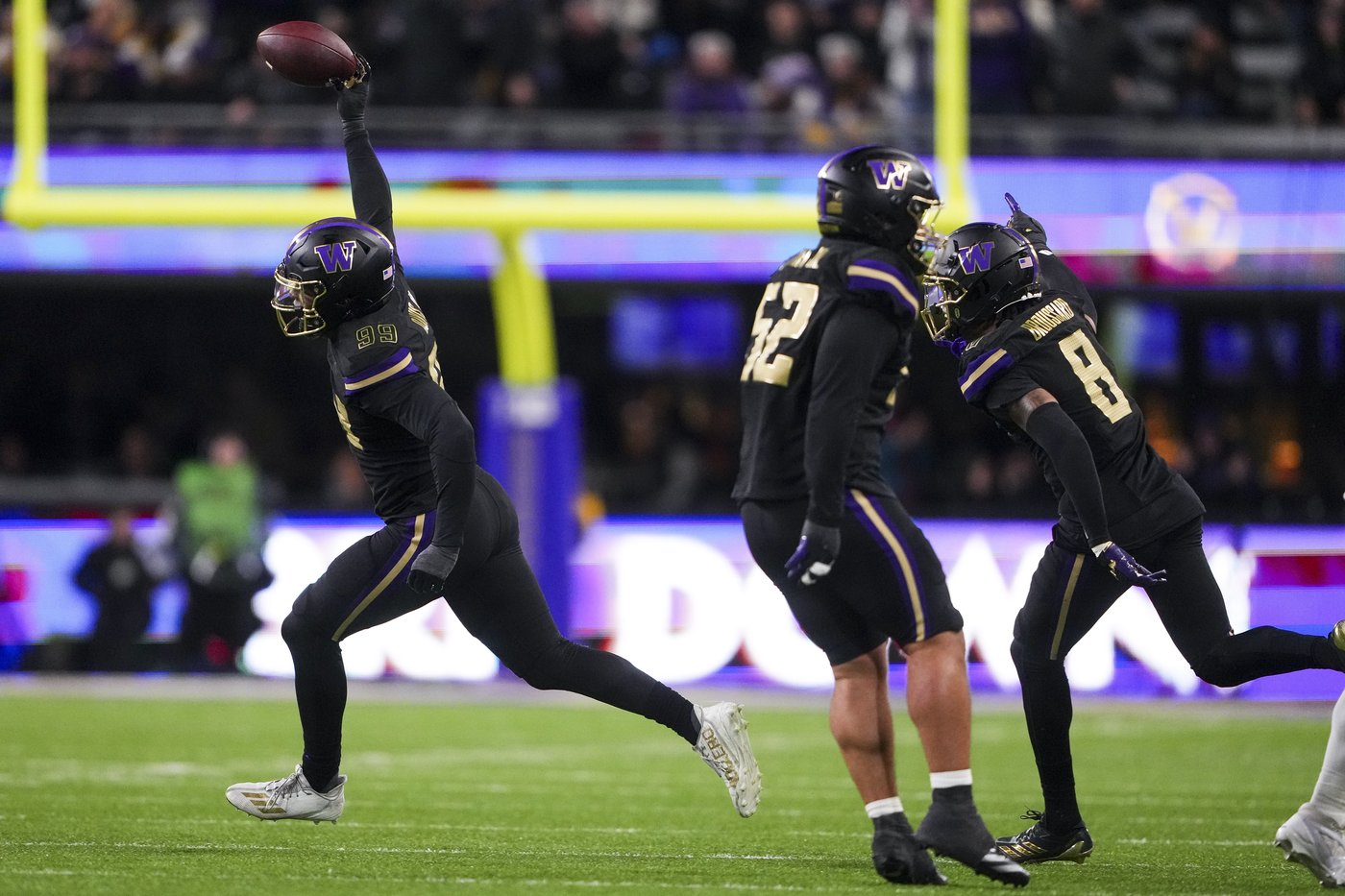 Desmond Williams Jr., Jonah Coleman lead Washington past UCLA 31-19 for bowl eligibility | iNFOnews.ca