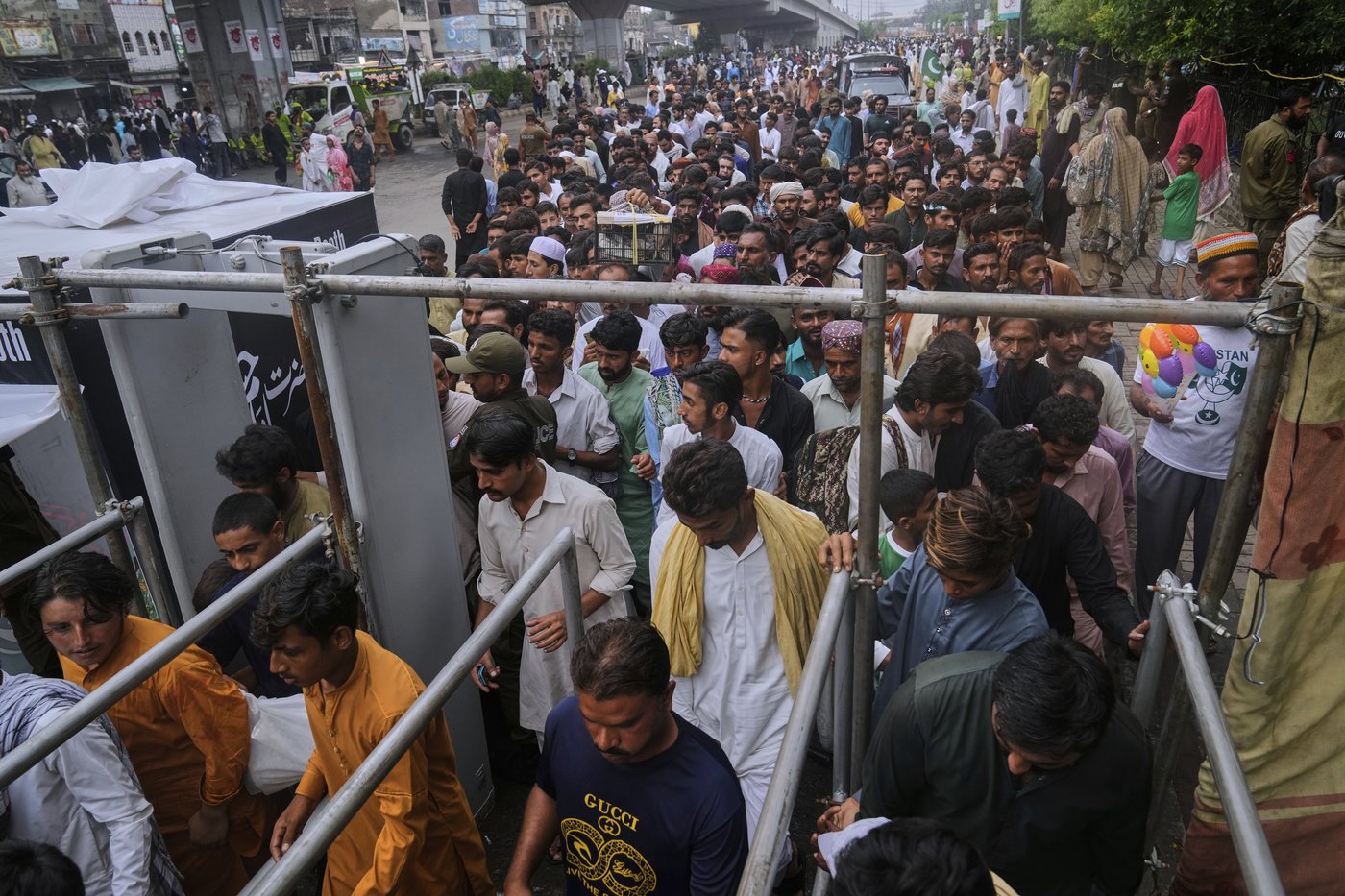 Photos of Pakistan honoring a Sufi saint with drumming, dancing, and bright lights | iNFOnews.ca