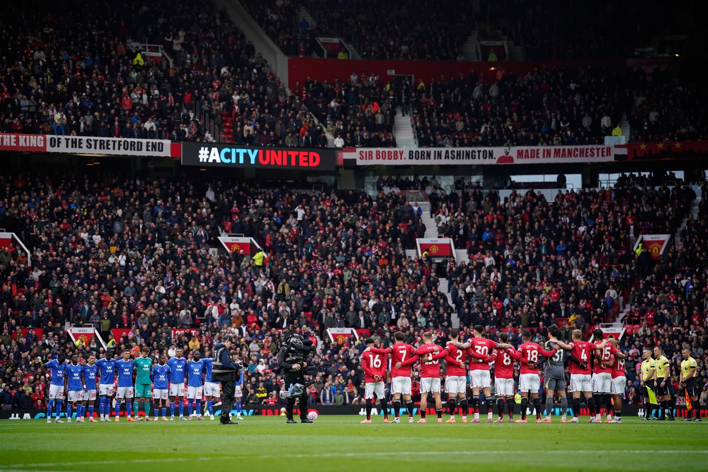 At Old Trafford, fans and teams pay tribute to Manchester synagogue attack victims | iNFOnews.ca