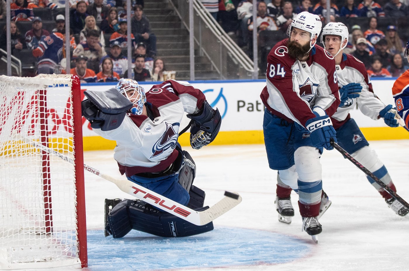 MacKinnon helps rolling Avalanche crush Oilers 9-1 | iNFOnews.ca