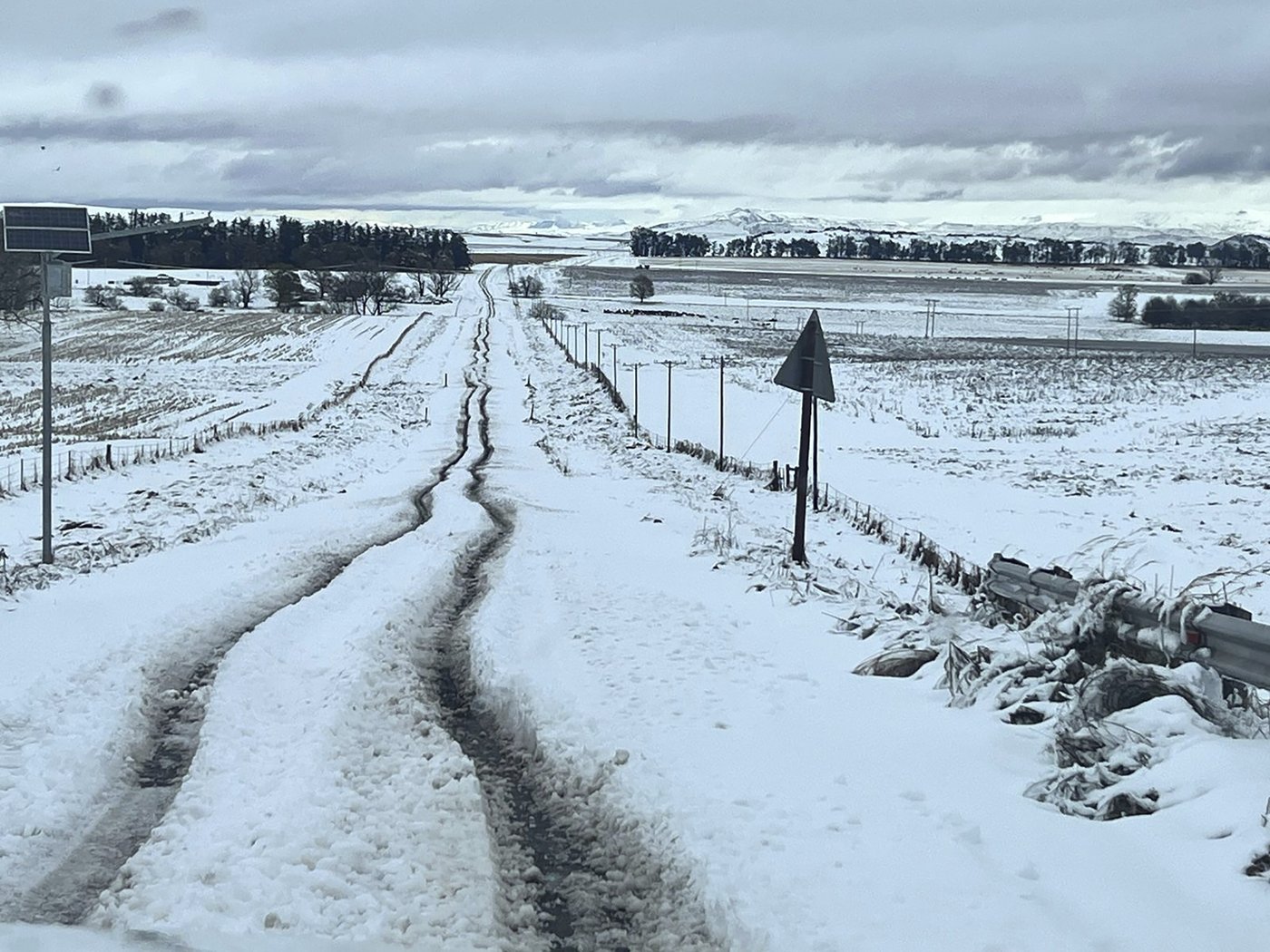 At least 7 people have died and schoolchildren were swept away as floods and snow hit South Africa | iNFOnews.ca