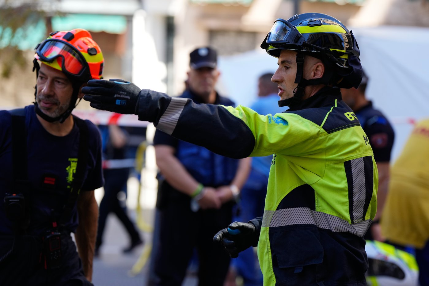 Building collapse in central Madrid kills 2 workers, 2 more missing in the debris | iNFOnews.ca Building collapse in central Madrid kills 2 workers, 2 more missing in the debris | iNFOnews.ca