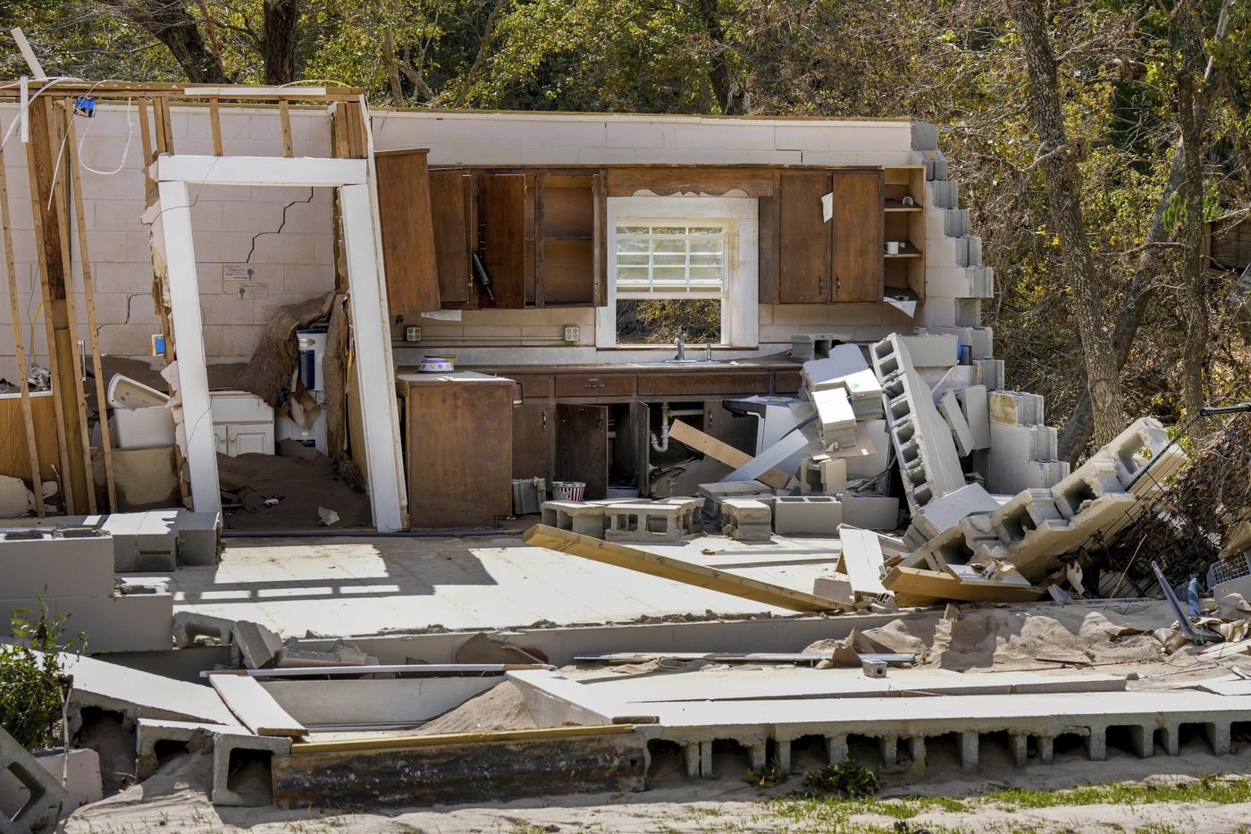 Southerners stay in touch the old-fashioned way after Helene cuts roads, power, phones | iNFOnews.ca