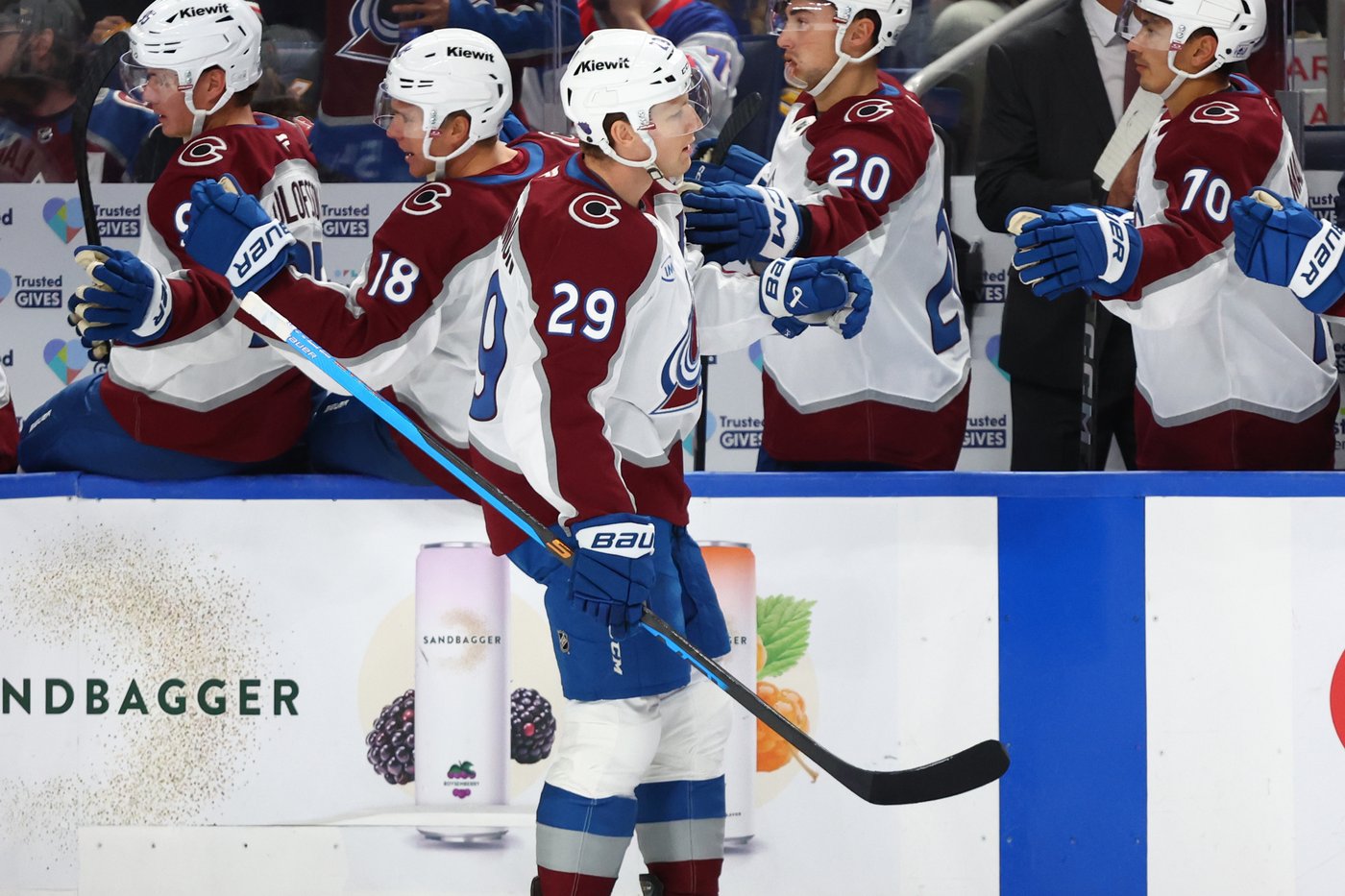 Avalanche's MacKinnon punctuates hot start with stick twirl, fist pump in 2-goal outing at Buffalo | iNFOnews.ca