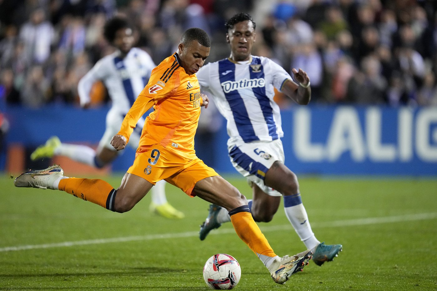 Mbappé scores as Madrid moves closer to Barcelona in Spanish league ahead of tough test at Liverpool | iNFOnews.ca Mbappé scores as Madrid moves closer to Barcelona in Spanish league ahead of tough test at Liverpool | iNFOnews.ca