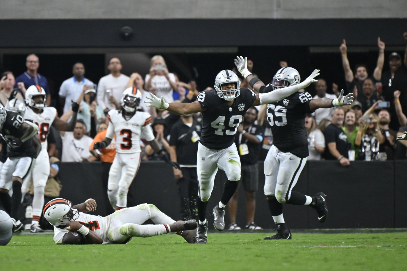 Raiders hold off Browns to win 20-16 behind defense and newfound running game | iNFOnews.ca Raiders hold off Browns to win 20-16 behind defense and newfound running game | iNFOnews.ca