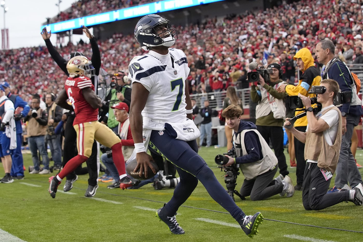 Geno Smith's late TD run leads the Seahawks past the 49ers 20-17 | iNFOnews.ca Geno Smith's late TD run leads the Seahawks past the 49ers 20-17 | iNFOnews.ca