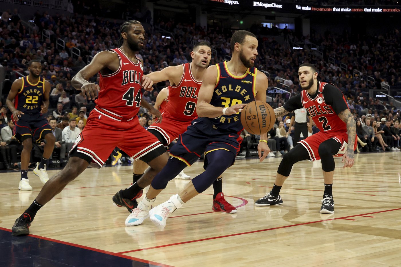 Stephen Curry scores 21 points in Warriors' 131-106 victory over the Bulls | iNFOnews.ca