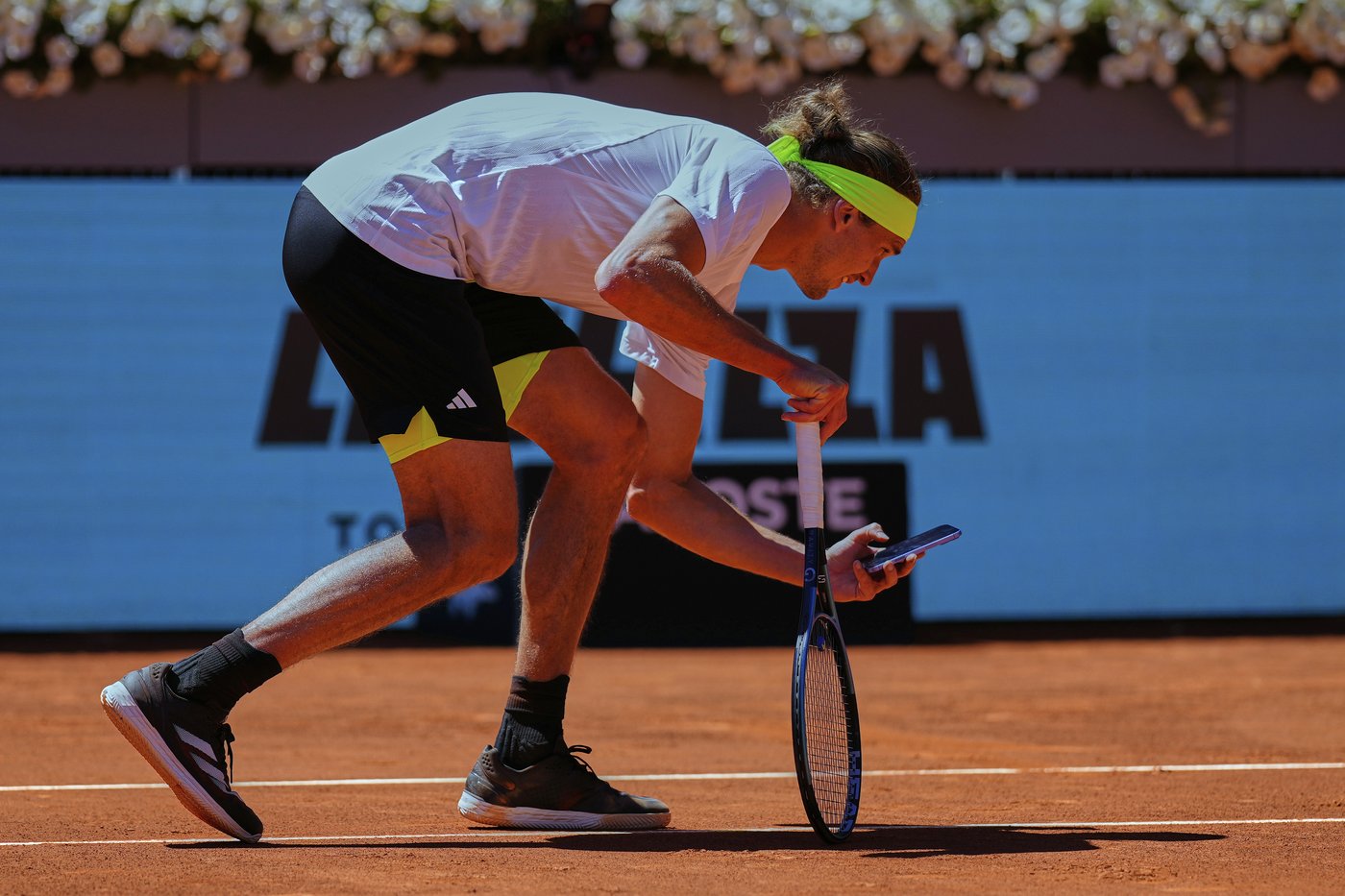 Zverev gets a warning for taking photo of ball mark at Madrid Open | iNFOnews.ca Zverev gets a warning for taking photo of ball mark at Madrid Open | iNFOnews.ca