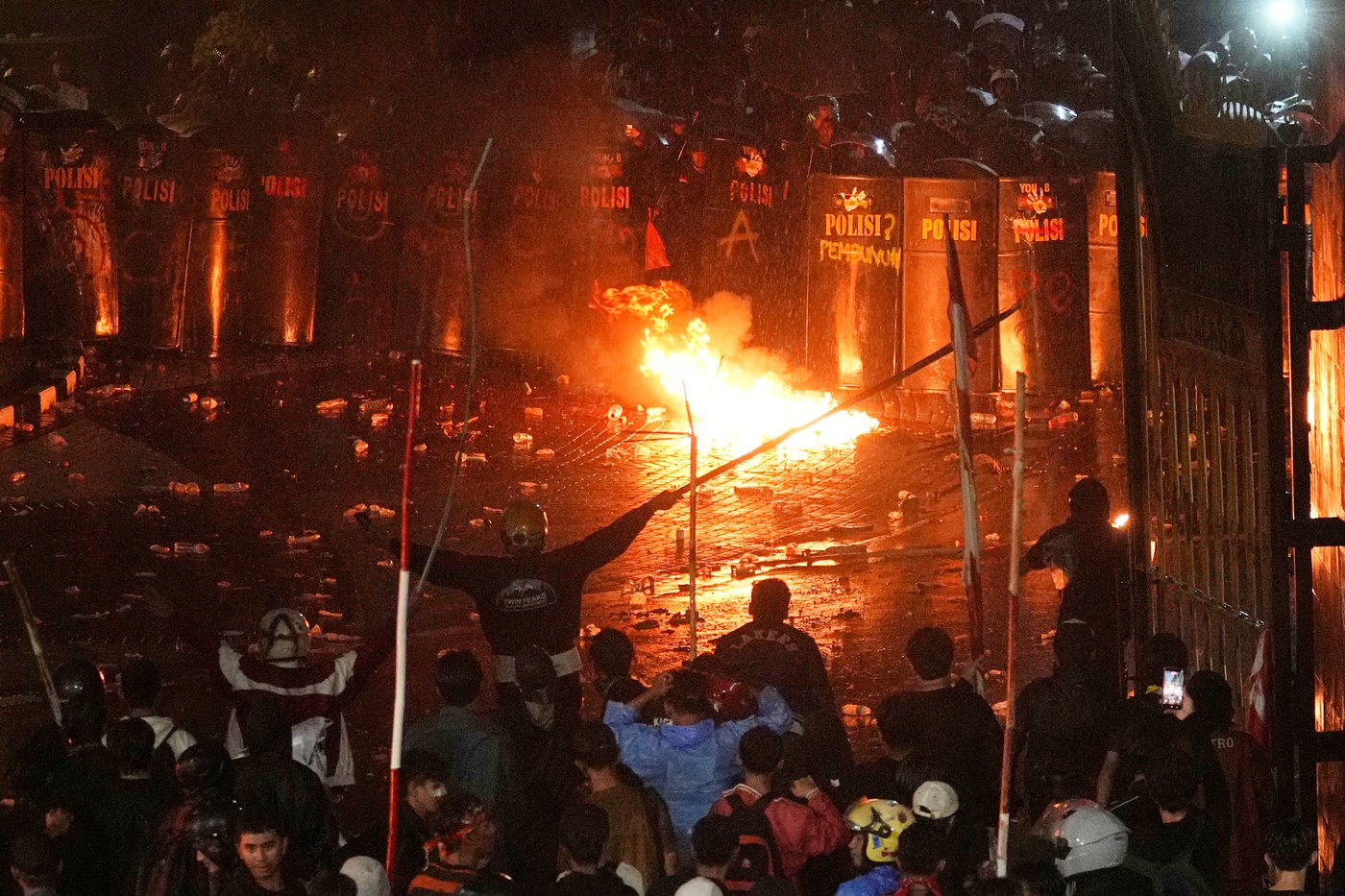 Photos of violent clashes between riot police and protesters in Indonesia | iNFOnews.ca