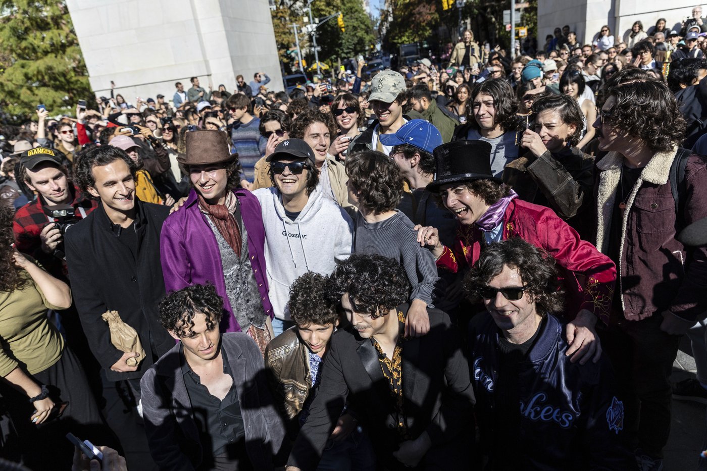 Timothée Chalamet crashes his own look-alike contest after police shut down crowded event | iNFOnews.ca