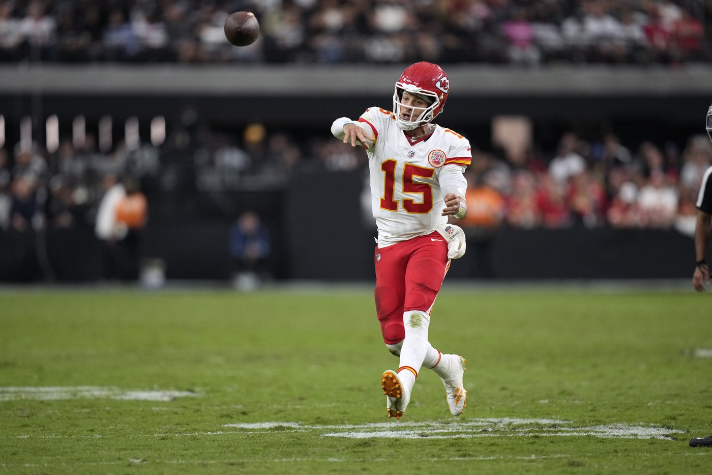 DeAndre Hopkins makes promising debut as Chiefs run win streak to 13 straight by beating the Raiders | iNFOnews.ca