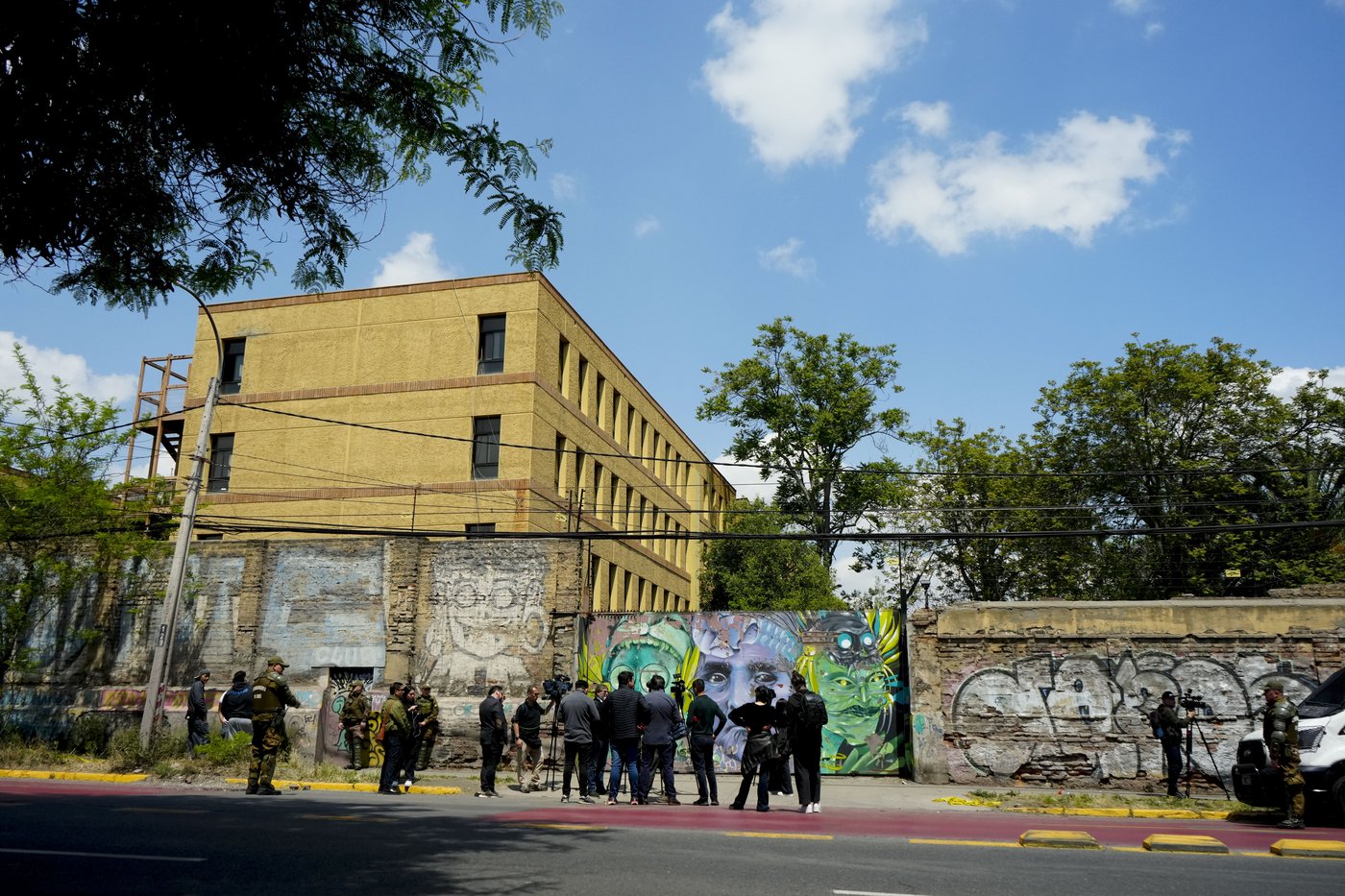 Molotov cocktail explodes in a Chilean high school, injuring at least 35 | iNFOnews.ca Molotov cocktail explodes in a Chilean high school, injuring at least 35 | iNFOnews.ca