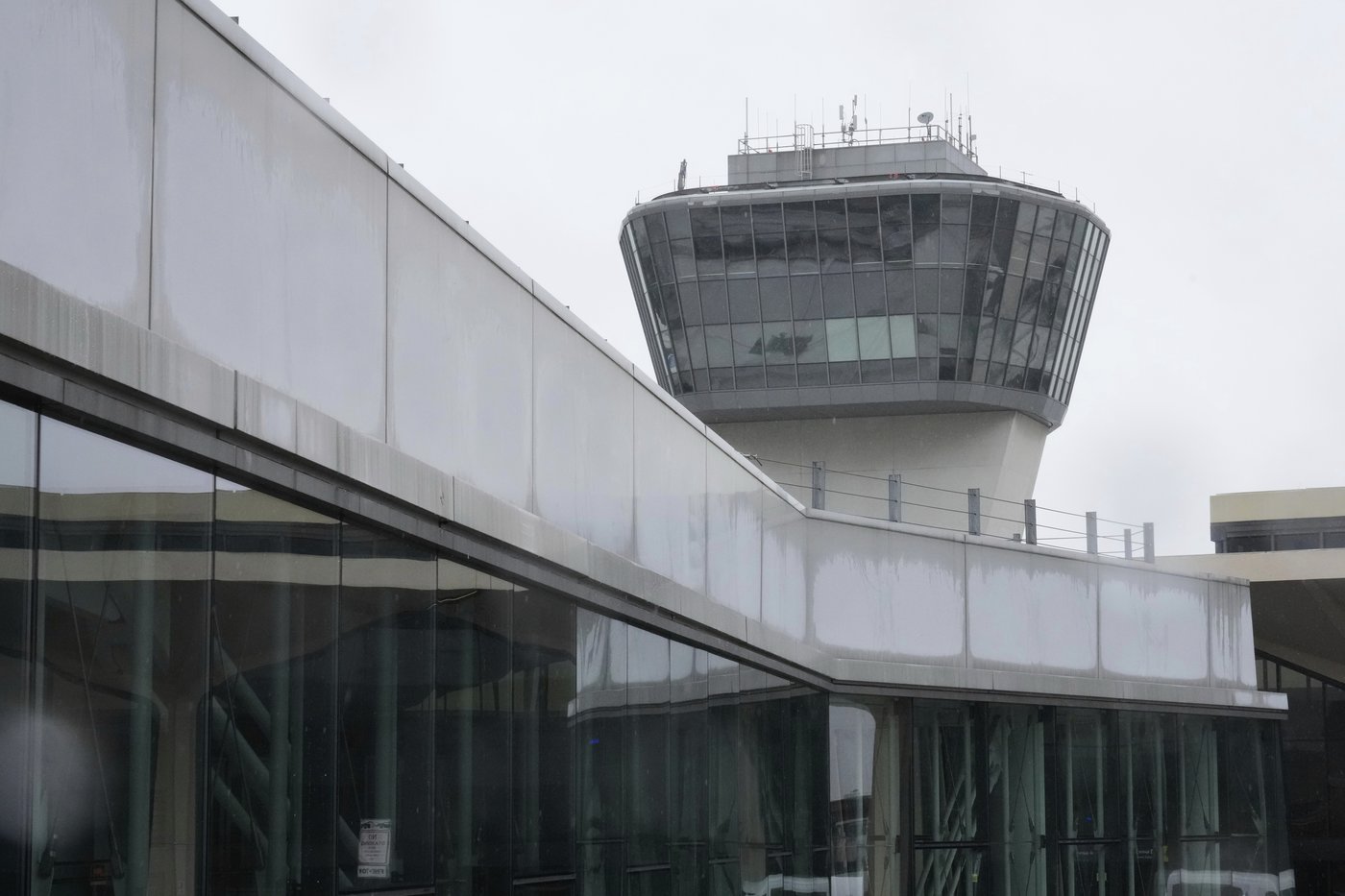What to know about the air traffic controller shortage | iNFOnews.ca