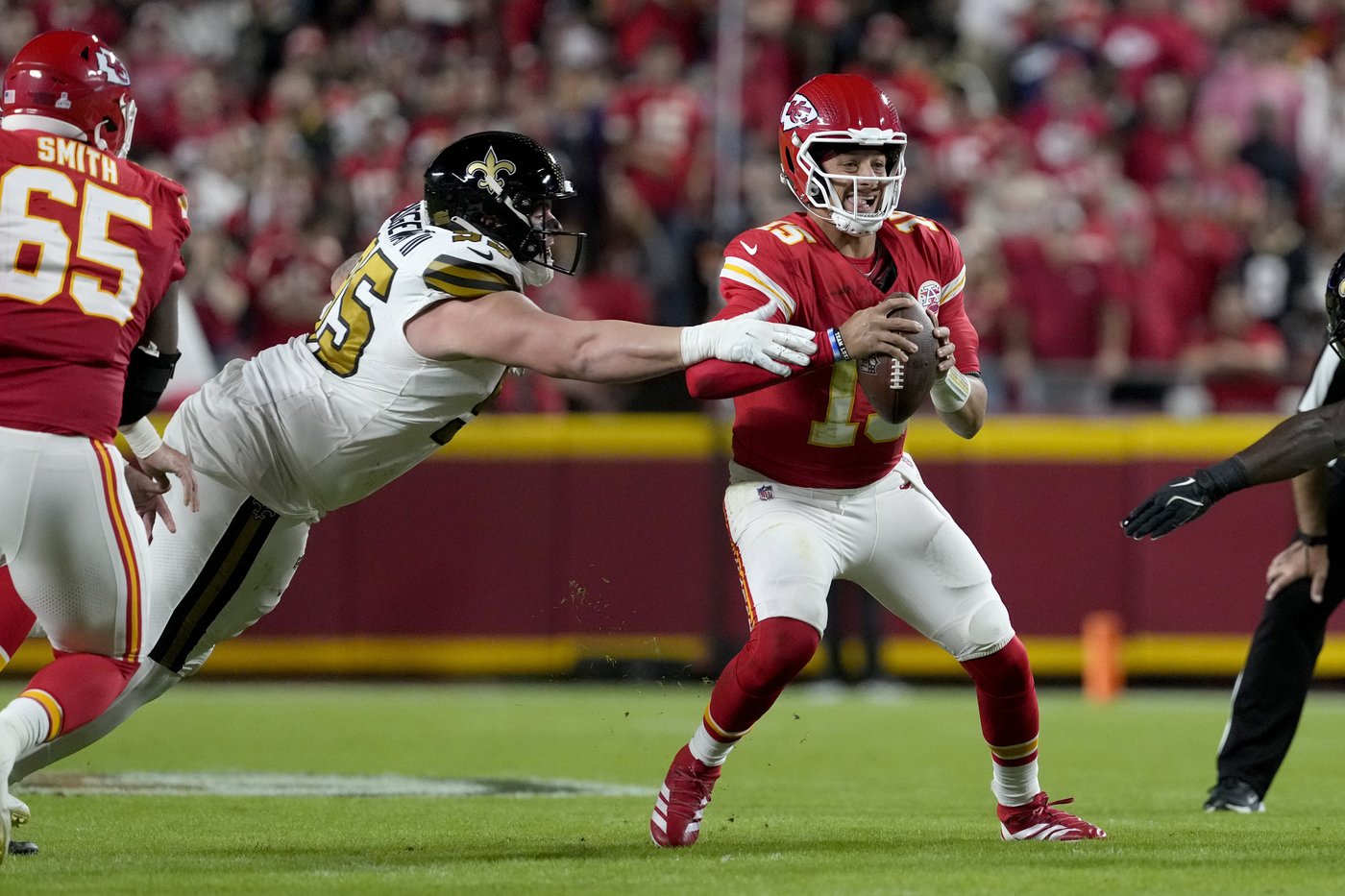 Patrick Mahomes throws for 331 yards, Derek Carr hurt as Chiefs shut down Saints for 26-13 victory | iNFOnews.ca Patrick Mahomes throws for 331 yards, Derek Carr hurt as Chiefs shut down Saints for 26-13 victory | iNFOnews.ca