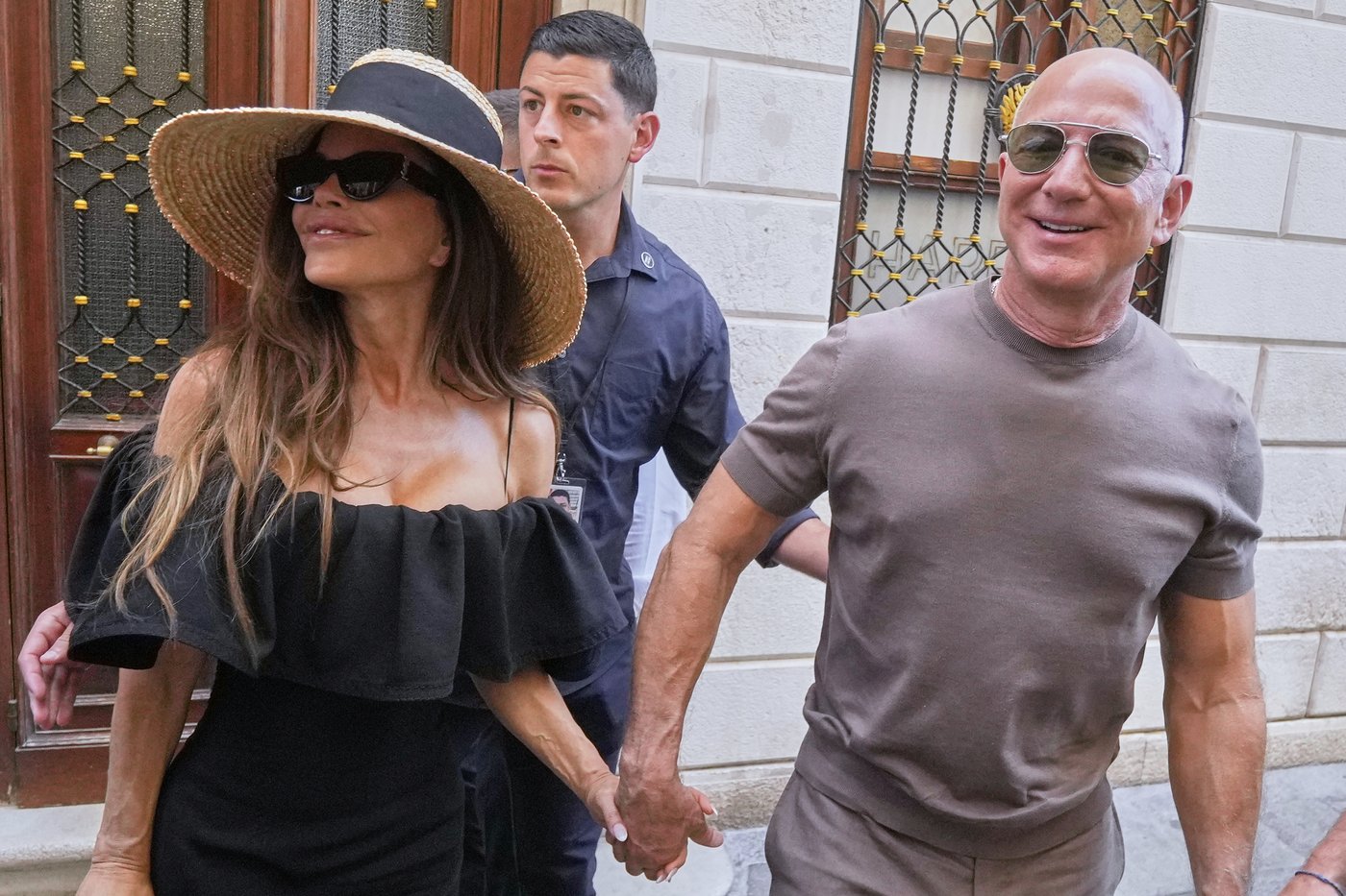 ‘Kisses yes, Bezos No,’ protesters say, as Bezos wedding bonanza stirs controversy in Venice | iNFOnews.ca ‘Kisses yes, Bezos No,’ protesters say, as Bezos wedding bonanza stirs controversy in Venice | iNFOnews.ca