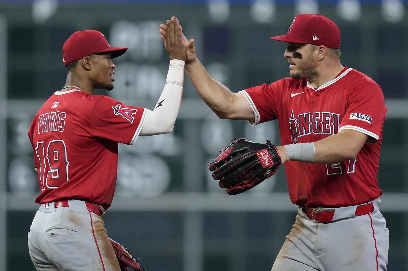Fan reaches into Mike Trout's glove to snatch a catch from Angels outfielder | iNFOnews.ca Fan reaches into Mike Trout's glove to snatch a catch from Angels outfielder | iNFOnews.ca