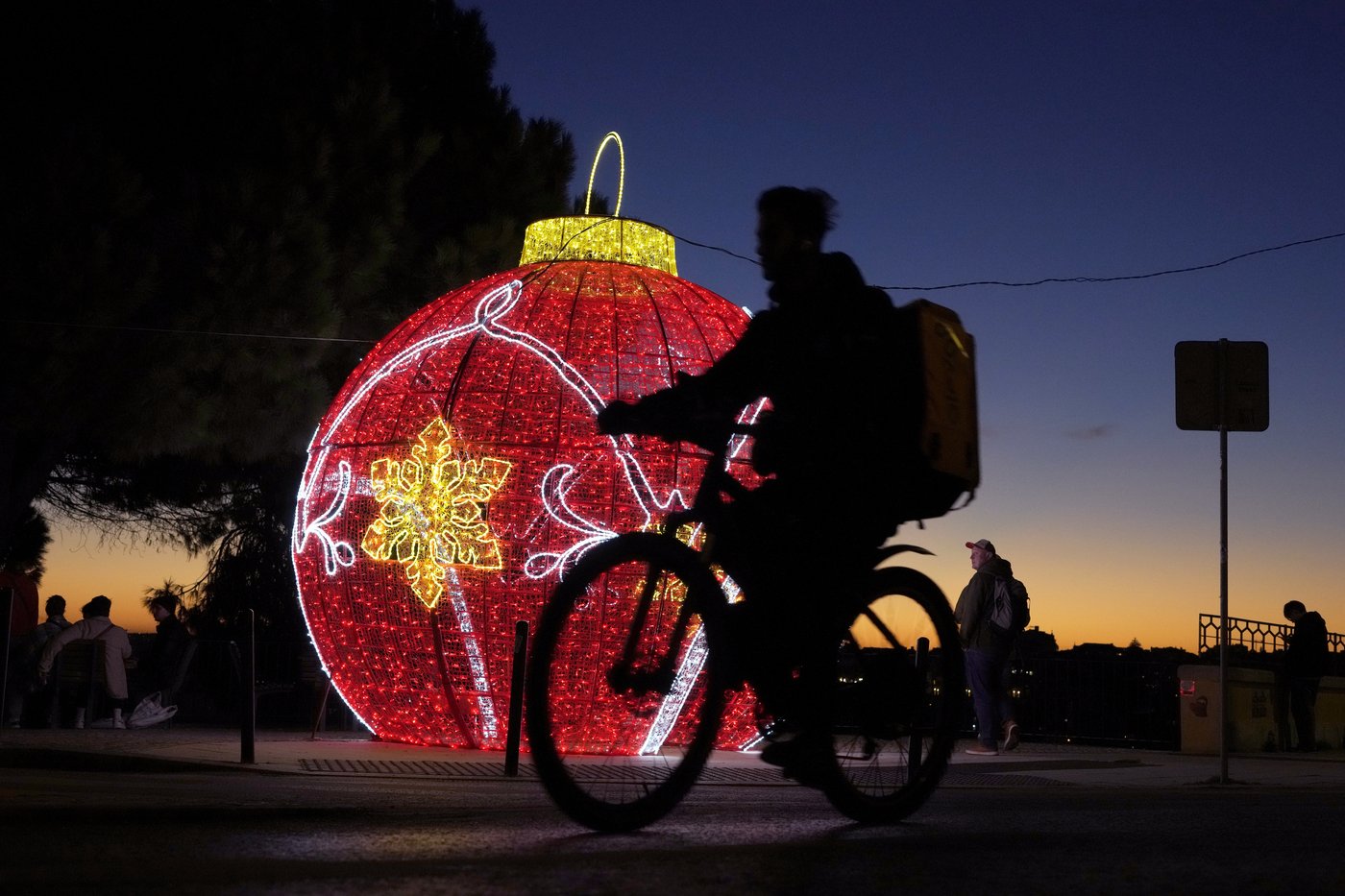 Cities worldwide hold subdued Christmas Eve celebrations amid conflicts | iNFOnews.ca Cities worldwide hold subdued Christmas Eve celebrations amid conflicts | iNFOnews.ca