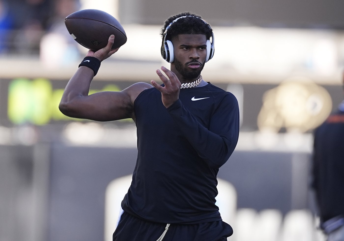 Shedeur Sanders wins Unitas award, then goes on to break Colorado's single-season passing mark | iNFOnews.ca