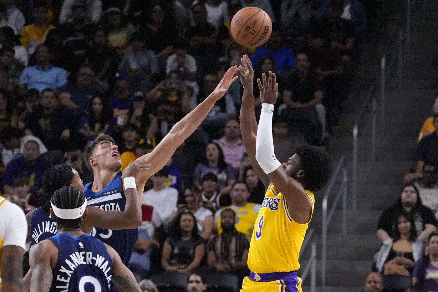 Bronny James begins his Lakers career with a preseason debut. LeBron won't join until the next game | iNFOnews.ca Bronny James begins his Lakers career with a preseason debut. LeBron won't join until the next game | iNFOnews.ca